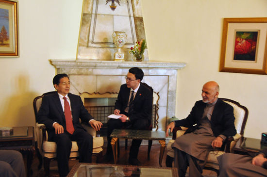 　11月30日，阿富汗總統(tǒng)加尼在首都喀布爾會見到訪的中國國務(wù)委員郭聲琨。