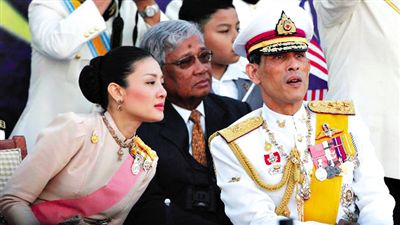 蒙西拉米左與哇集拉隆功王儲右一同參加活動。