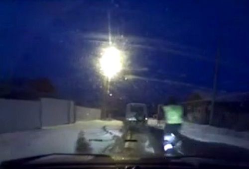 警車追逐中仍未追上可疑汽車，此時令人震驚的一幕出現(xiàn)，一名警察從警車中跳出來，向可疑車輛跑去。