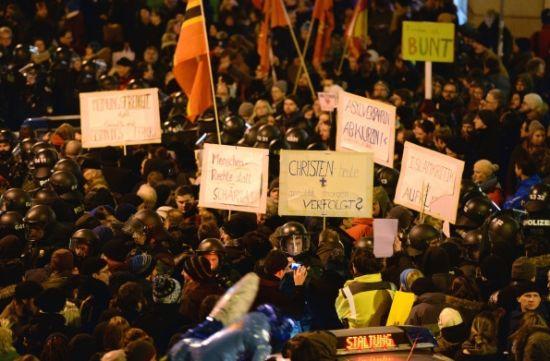 示威人群打出標(biāo)語(yǔ)。