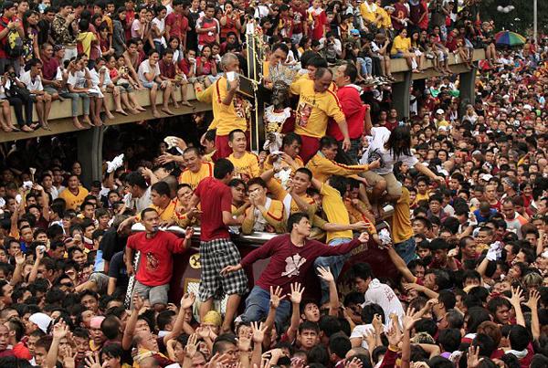 2011年“黑耶穌節(jié)”上，無數(shù)信徒希望觸摸到黑色耶穌雕像。