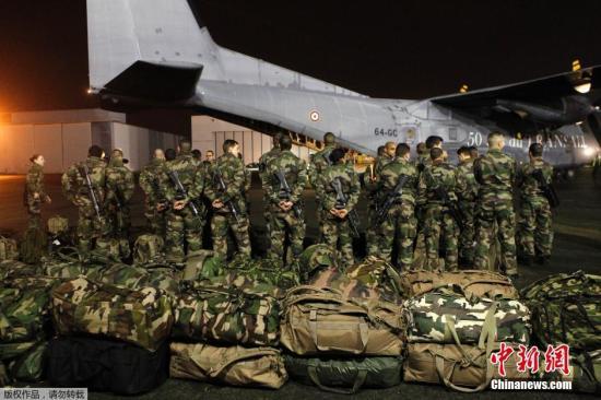 當?shù)貢r間1月7日，法國軍人抵達巴黎布爾歇機場。他們將被部署在巴黎，以增強巴黎市的安保力量。