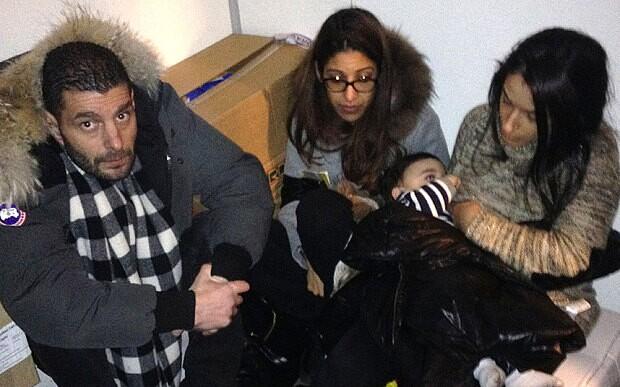 照片顯示了部分人質(zhì)躲藏于冷藏室中的情景。