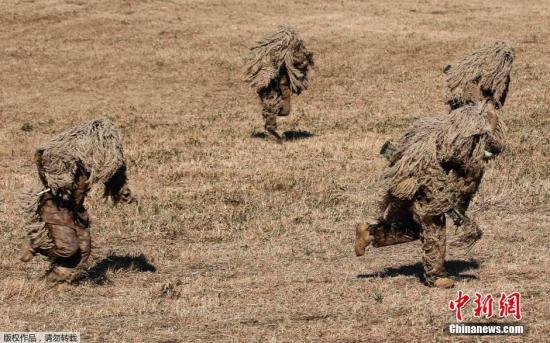 資料圖：當?shù)貢r間2015年1月11日，日本船橋市，日本自衛(wèi)隊進行新年軍演，大約500名軍人和24架飛機參與了本次演習。 視頻：日本敲定史上最大規(guī)模國防預算費來源:央視軍事農(nóng)業(yè)