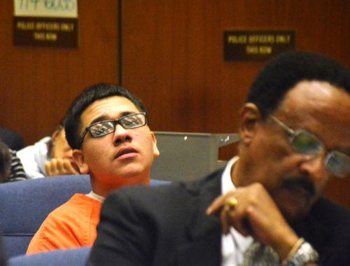 嫌犯奧丘阿（后）與嫌犯卡門的公辯律師漢彌爾頓在初審法庭上。