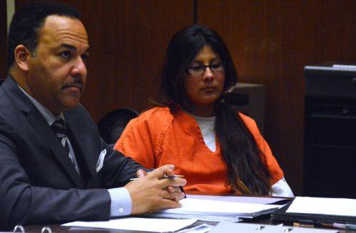 嫌犯卡門（中）在初審法庭上。（僑報網(wǎng)：圖片由法庭指定攝影師提供）