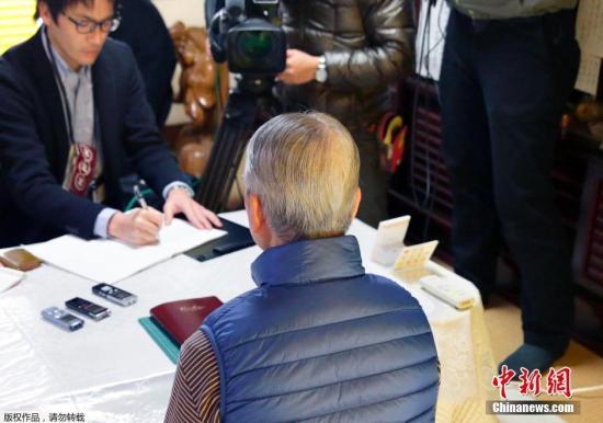 當(dāng)?shù)貢r(shí)間1月25日，日本千葉市，日本遭“伊斯蘭國(guó)”綁架人質(zhì)湯川遙菜的父親接受媒體采訪。伊斯蘭國(guó)武裝(IS)24發(fā)布視頻顯示，其中一位被綁架日本人質(zhì)湯川遙菜(Haruna Yukawa)已經(jīng)被該組織殺害。日本政府表示將驗(yàn)證視頻的真實(shí)性。 視頻：關(guān)注日本人質(zhì)事件：極端組織視頻顯示一人質(zhì)已遭殺害來源:央視新聞