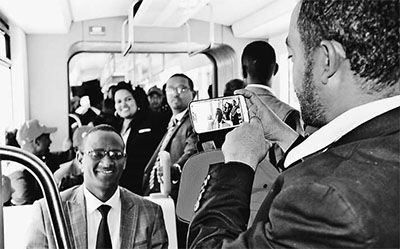 參加試運(yùn)行儀式的當(dāng)?shù)孛癖娫诹熊?chē)上合影留念。