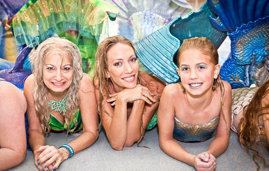 一年一度的Merfest大會在美國凱里舉行，數(shù)百男女齊聚那里慶祝成為“人魚”。（網(wǎng)頁截圖）