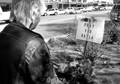 2月10日，美國(guó)亞利桑那州，民眾獻(xiàn)花悼念遇難的美國(guó)人質(zhì)米勒。圖/東方IC