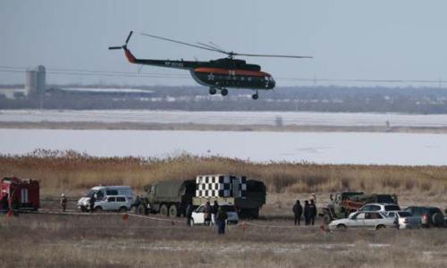 圖片說明：當?shù)貢r間2月11日，一架俄羅斯蘇—24轟炸機在著陸過程中墜毀，救援人員正在偵察失事區(qū)域。(