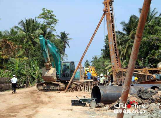 　斯里蘭卡南部鐵路項目施工現(xiàn)場。一臺打樁機正在進(jìn)行鐵路橋橋墩作業(yè)。(攝影：孫洋)