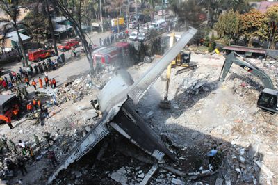 7月1日，搜救人員在印尼軍機(jī)墜毀現(xiàn)場(chǎng)進(jìn)行搜救和清理工作。