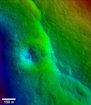不只月球引力影響地球，科學(xué)家借由月球表面數(shù)千的裂縫推斷，地球引力似乎正對月球表面造成嚴(yán)重影響