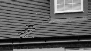 被砸出的洞。