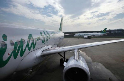 資料圖片：上海虹橋機(jī)場?？康囊患艽呵锖娇湛蜋C(jī)。（圖片來源：路透社）