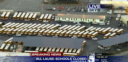 圖：美國KTLA電視臺直播畫面顯示，洛杉磯聯(lián)合學(xué)區(qū)校巴已被叫停，家長被通知暫不能送孩子上學(xué)。