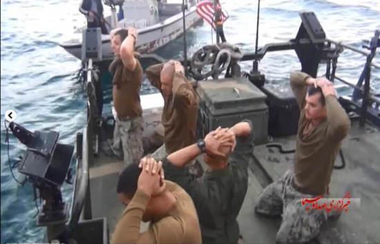 圖為美國大兵雙手抱頭，跪地道歉。