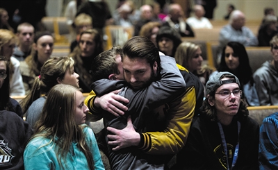 2月21日，美國(guó)密歇根州卡拉馬祖縣，連環(huán)槍擊案發(fā)生后，民眾在教堂禱告。