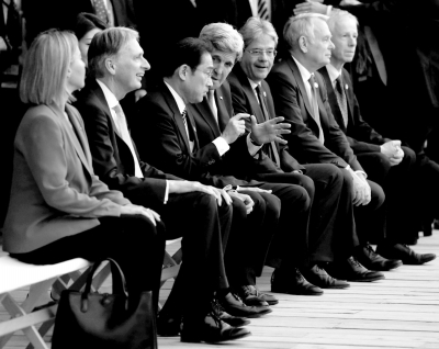 10日，七國外長觀看日本傳統(tǒng)歌舞表演期間，美國國務卿克里與日本外相岸田文雄在交頭接耳