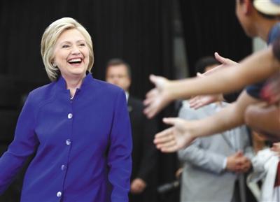 當(dāng)?shù)貢r(shí)間6日，美國加利福尼亞州長灘市，心情大好的希拉里與支持者互動(dòng)。 圖/CFP