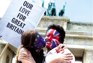 一對情侶用行動支持“留歐”。