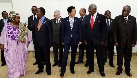 安倍此去肯尼亞是為了出席日本政府主導(dǎo)的第六屆非洲開發(fā)會議。此次會議通過了內(nèi)羅畢宣言：主要內(nèi)容包括，促進經(jīng)濟多元化，通過產(chǎn)業(yè)化推動經(jīng)濟結(jié)構(gòu)改革;促進保障高品質(zhì)的保健系統(tǒng);促進保障共同繁榮的社會安定。