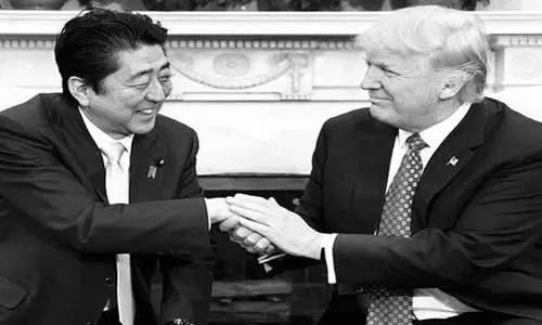 本來來訪者還應(yīng)包括墨西哥總統(tǒng)培尼亞·涅托的。但特朗普簽署行政令稱要在美國和墨西哥之間建墻，還要向墨西哥出口到美國的商品加征20%關(guān)稅的行為惹怒了墨西哥人。