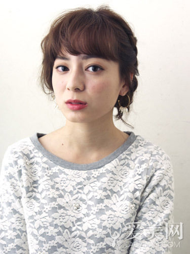 慵懶感小辮子盤發(fā) 簡單隨意顯俏皮 慵懶感小辮子盤發(fā) 簡單隨意顯俏皮