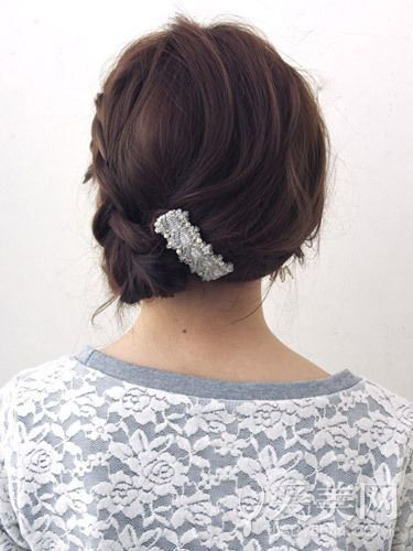 慵懶感小辮子盤發(fā) 簡單隨意顯俏皮 慵懶感小辮子盤發(fā) 簡單隨意顯俏皮