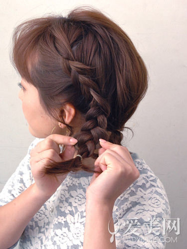 慵懶感小辮子盤發(fā) 簡單隨意顯俏皮 慵懶感小辮子盤發(fā) 簡單隨意顯俏皮