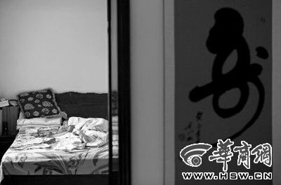 昨日，徐萬發(fā)躺在自家床上，鼻子插著氧氣管 記者張杰攝