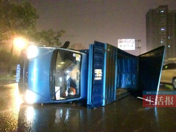 小貨車(chē)側(cè)翻現(xiàn)場(chǎng)。