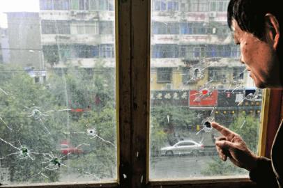 10月17日，朱先生家窗戶被擊穿。