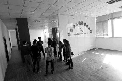 曾經(jīng)看似正規(guī)且豪華的公司，如今空空如也，只剩進門處的公司名稱還赫然在目