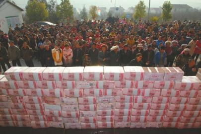 村民領(lǐng)取“年底分紅”。