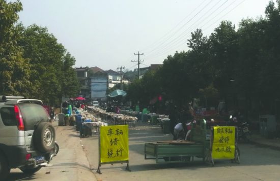 簡陽董家埂鄉(xiāng)，主干道被占道擺酒席