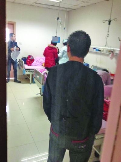 男孩一家神情凝重。