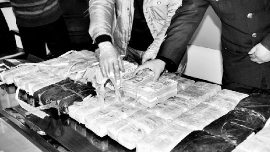 警方收繳的毒品和毒資。警方供圖