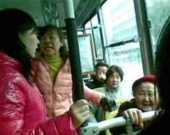 女孩沒(méi)給老太讓座被人批。