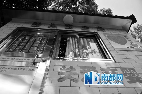 設(shè)置在廣州社會(huì)福利院門(mén)口的“嬰兒安全島”。 南都記者 梁煒培 攝