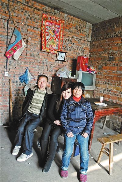 超生女謝先梅(中)、養(yǎng)父謝運(yùn)才（左）、謝運(yùn)才的嫂子唐富秀