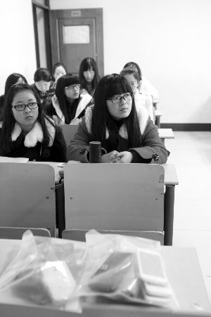 在限時(shí)斷網(wǎng)前，江大已有發(fā)起拒絕手機(jī)低頭族活動(dòng)，圖為設(shè)立了手機(jī)暫存袋的課堂 吳奕 攝