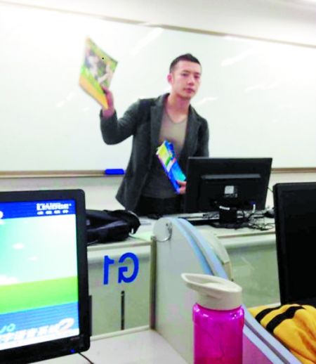 讓甘麟翰爆紅的，就是這張商學院大一學生在課堂上拍攝的照片。