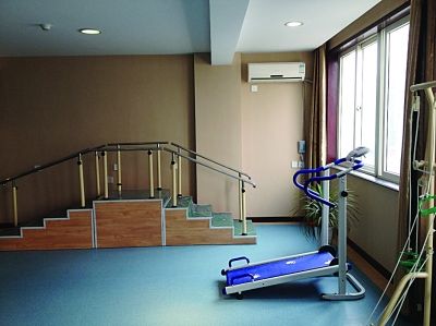  中心里健身設(shè)施一應(yīng)俱全。