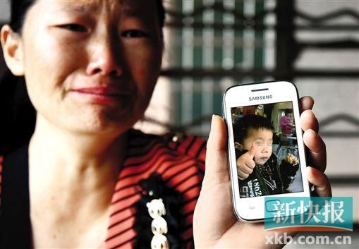 男童的舅媽拿著小益的照片,悲痛欲絕。 新快報(bào)記者 畢志毅 攝
