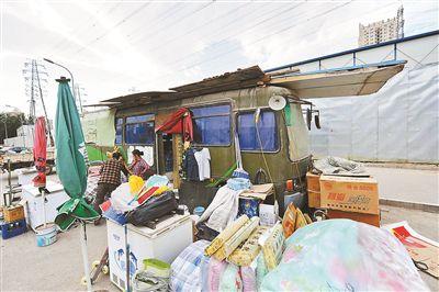 夫妻倆住“中巴房車”仨月 夫妻倆住“中巴房車”仨月