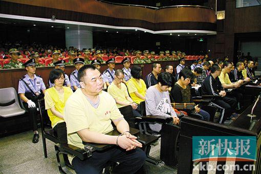 ■蔣洪偉(左一)等二十幾名被告被指控犯集資詐騙罪,昨日集體過堂?！　?鄭朝暉/攝