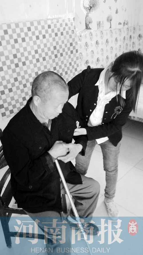 為了方便照顧爸爸，曾現(xiàn)春在學校旁邊租了一間房子