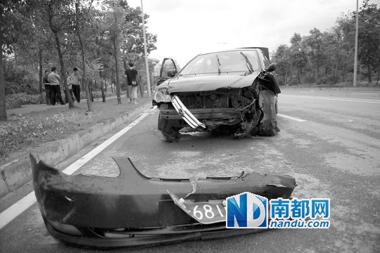 男子搶的比亞迪轎車(chē)車(chē)頭損毀嚴(yán)重。